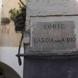 Largo Albicocca si collega a strada San Sebastiano grazie alla corte Lascia fare a Dio. Il curioso toponimo deriva dal soprannome di un abitante secentesco del posto, un certo Gio Batta la Disa che a quanto pare aveva l�abitudine di utilizzare questa espressione